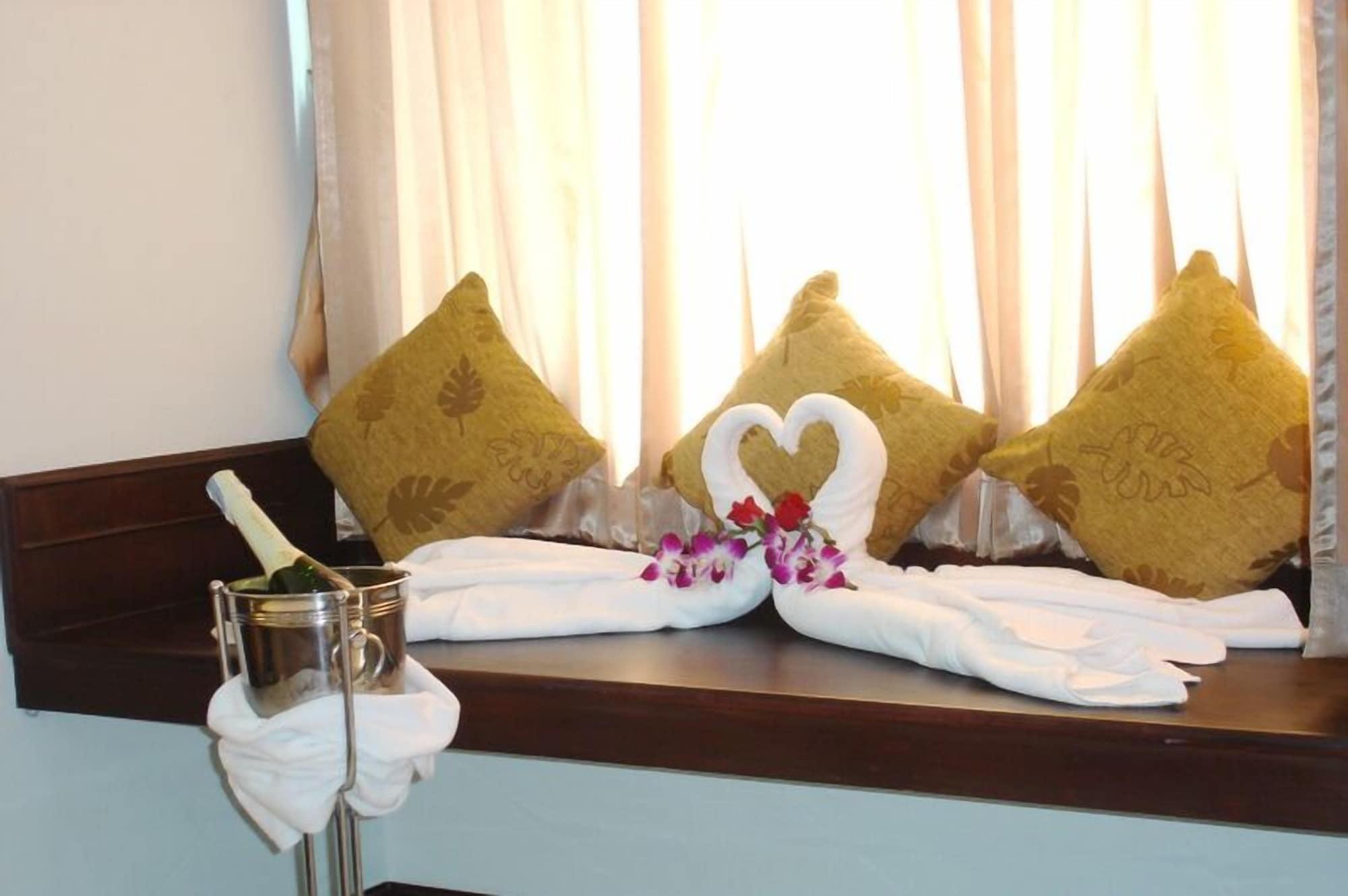 Sm Resort Patong Extérieur photo